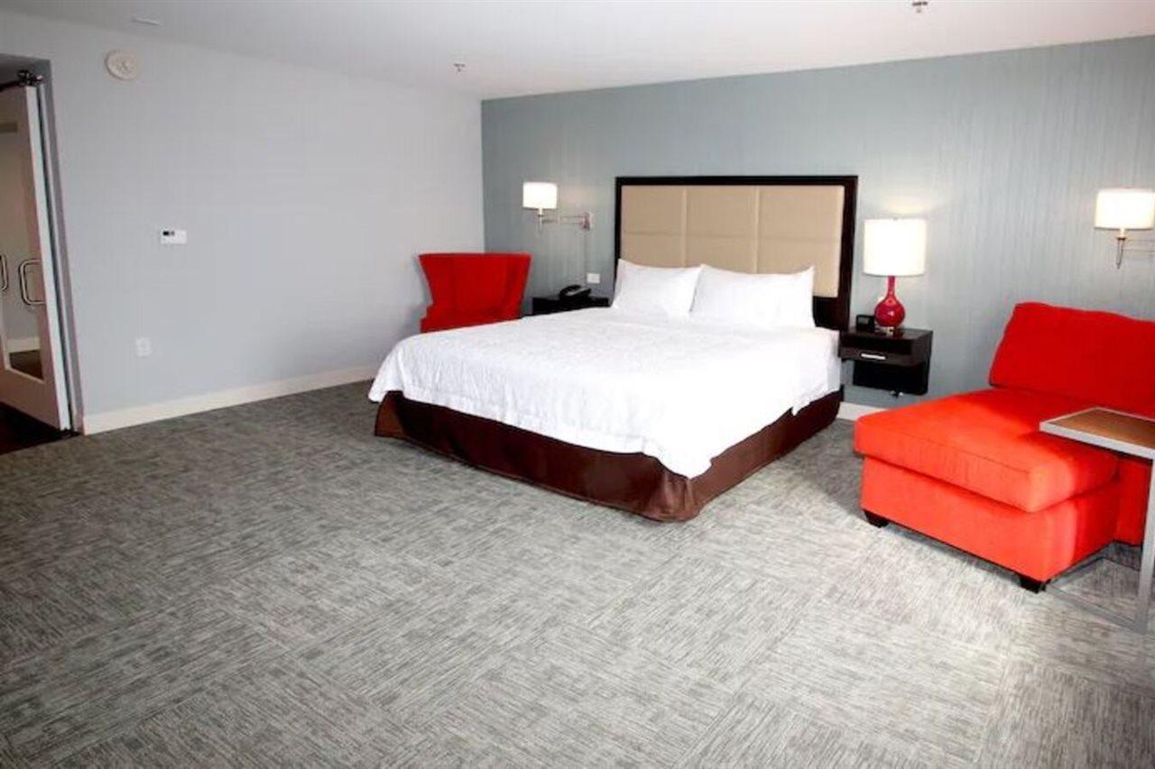 Hampton Inn- Суффолк Экстерьер фото