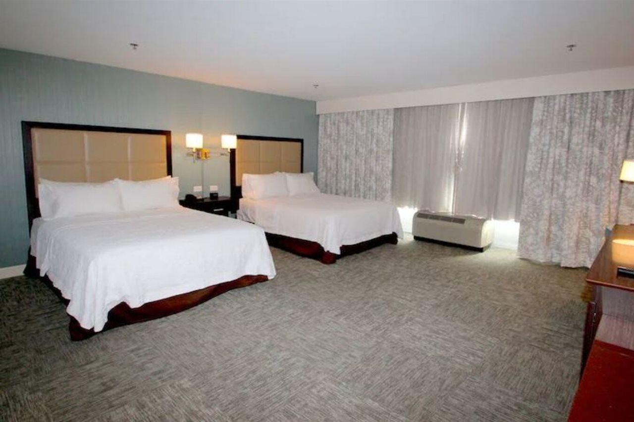 Hampton Inn- Суффолк Экстерьер фото