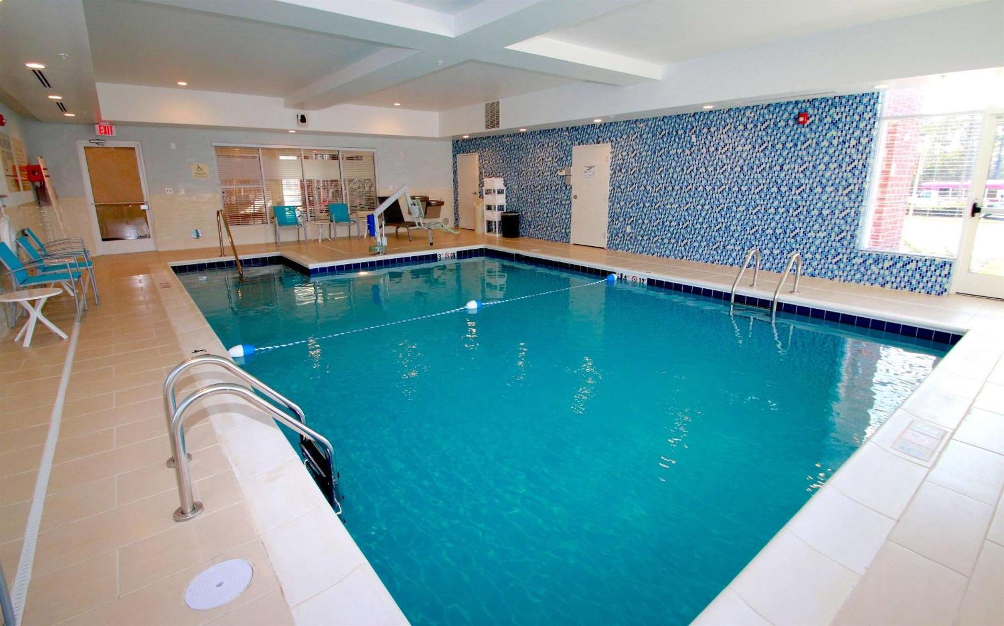 Hampton Inn- Суффолк Экстерьер фото