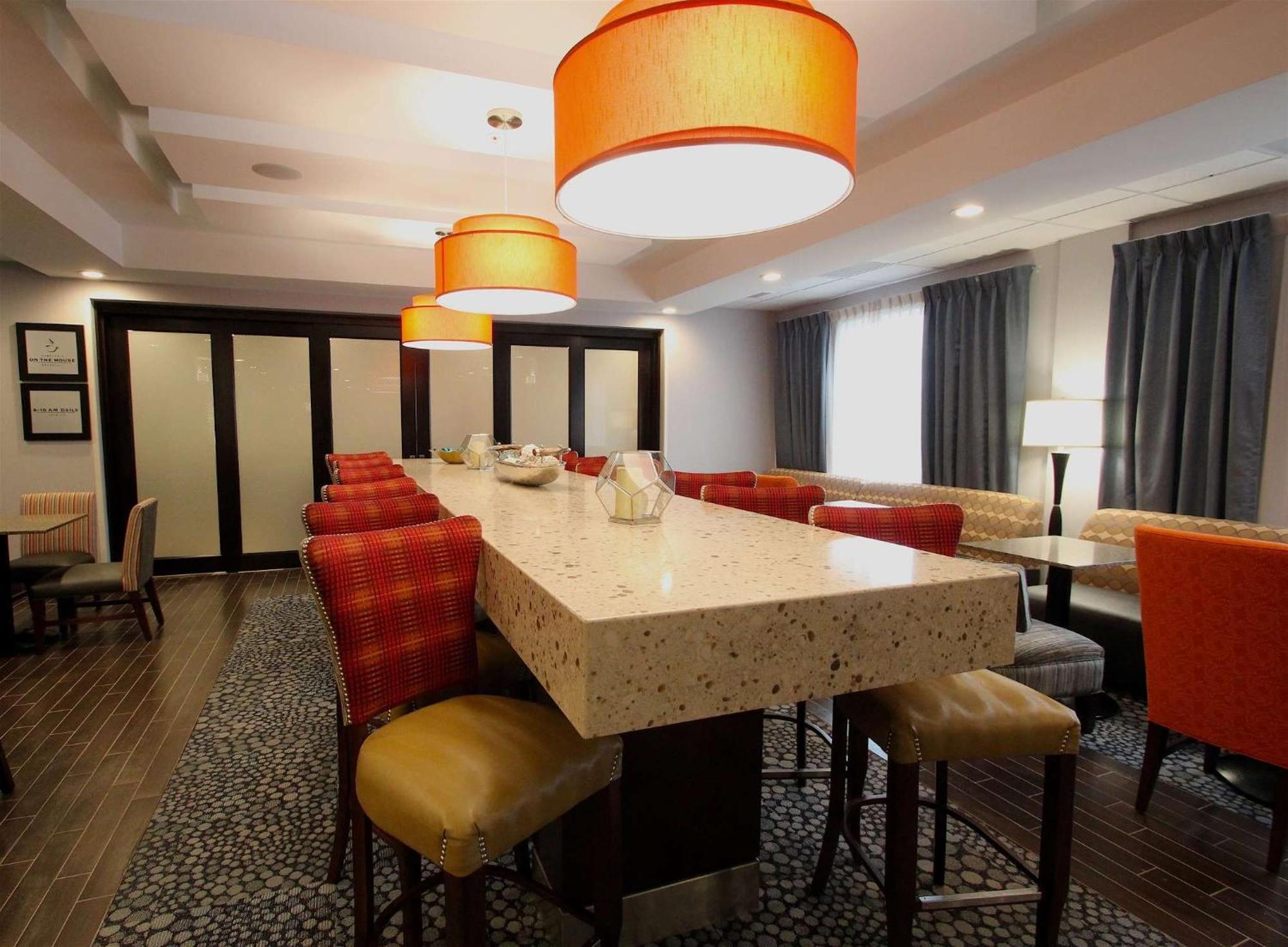 Hampton Inn- Суффолк Экстерьер фото