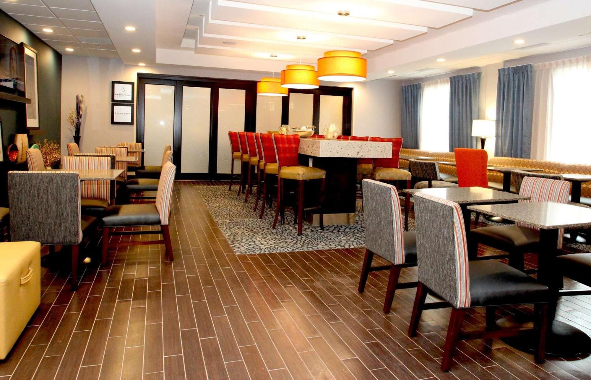 Hampton Inn- Суффолк Экстерьер фото