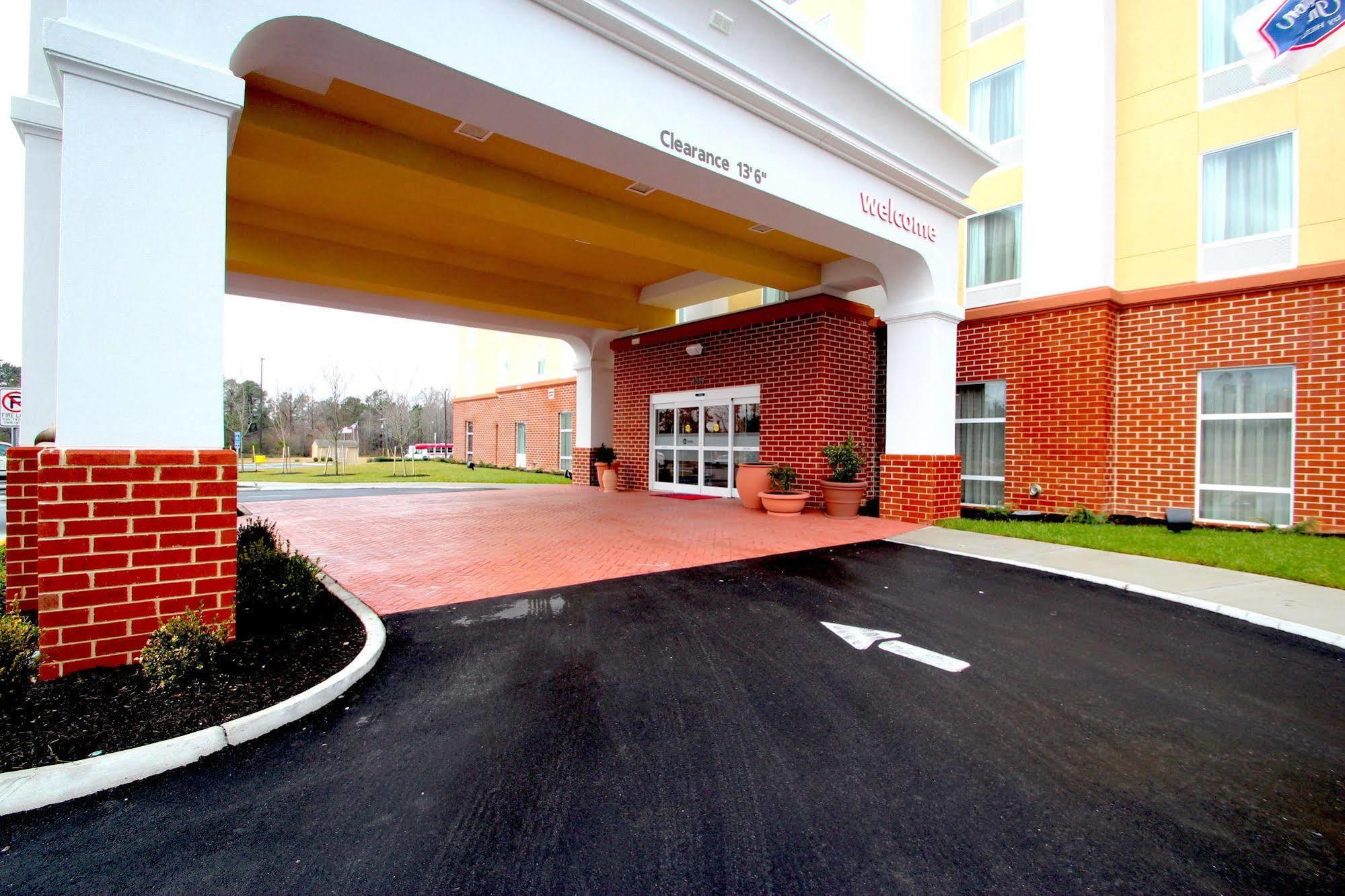 Hampton Inn- Суффолк Экстерьер фото
