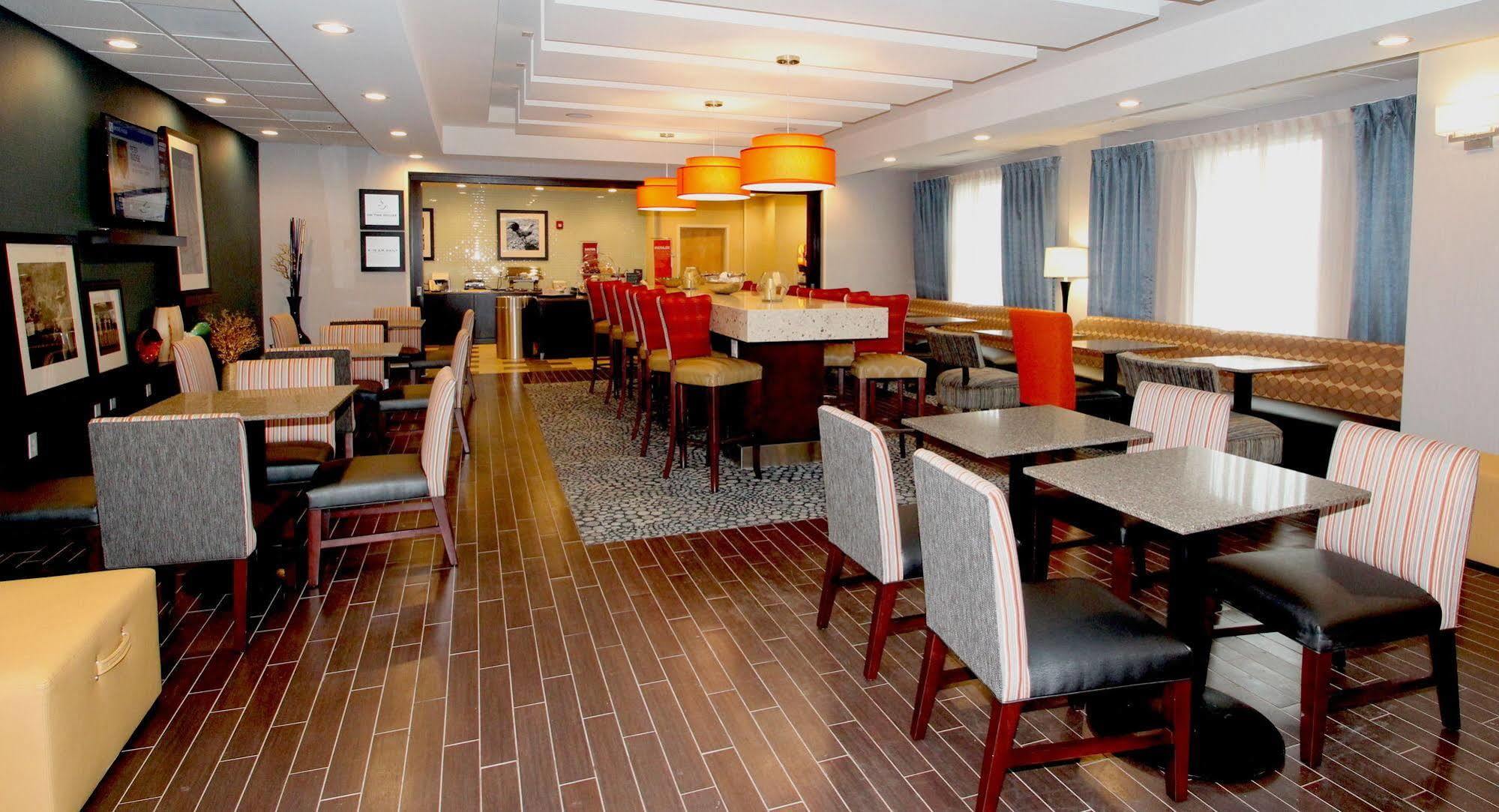 Hampton Inn- Суффолк Экстерьер фото
